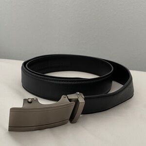Elegant Black Leather Belt with Metallic Buckle